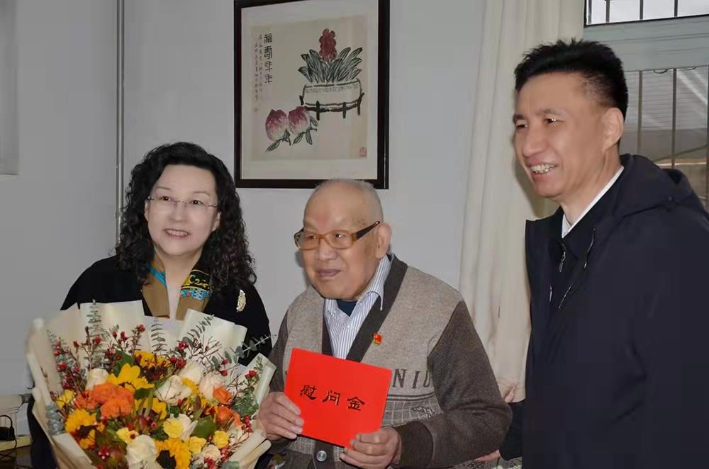 濟南產發(fā)集團黨委副書記、總經理黃蓓走訪慰問離休老干部、老黨員